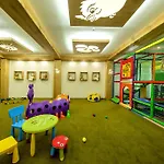 Ośrodek wypoczynkowy Grand Stasinda Bal Sylwestrowy Animacje Impreza Integracyjna Dwa Posiłki Bogaty Bufet Baseny Kręgielnia Grota Sauny Squash Siłownia Place Zabaw Widoki 1000mnpm