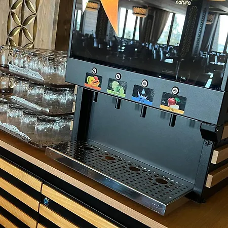 Semesteranläggning (resort) Grand Stasinda Bal Sylwestrowy Animacje Wlasny Stok Dwa Posilki Bogaty Bufet Baseny Kregielnia Grota Sauny Squash Silownia Place Zabaw Widoki 1000mnpm 3*