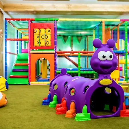 Semesteranläggning (resort) Grand Stasinda Bal Sylwestrowy Animacje Wlasny Stok Dwa Posilki Bogaty Bufet Baseny Kregielnia Grota Sauny Squash Silownia Place Zabaw Widoki 1000mnpm