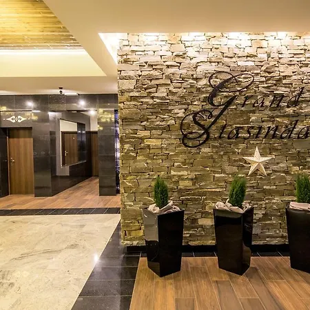Semesteranläggning (resort) Grand Stasinda Bal Sylwestrowy Animacje Wlasny Stok Dwa Posilki Bogaty Bufet Baseny Kregielnia Grota Sauny Squash Silownia Place Zabaw Widoki 1000mnpm 3*