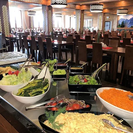 Grand Stasinda Bal Sylwestrowy Animacje Wlasny Stok Dwa Posilki Bogaty Bufet Baseny Kregielnia Grota Sauny Squash Silownia Place Zabaw Widoki 1000mnpm Feriested